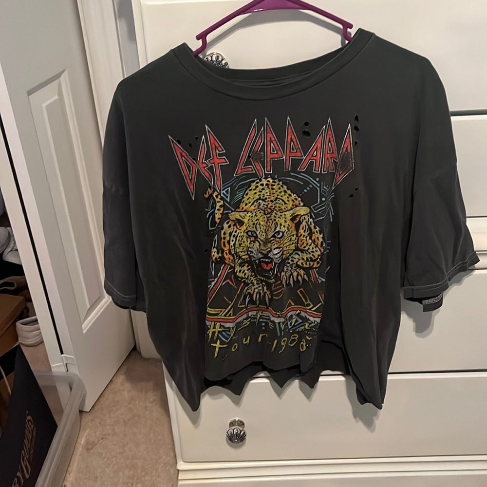 Super cute loose fitting Def Leppard tee!